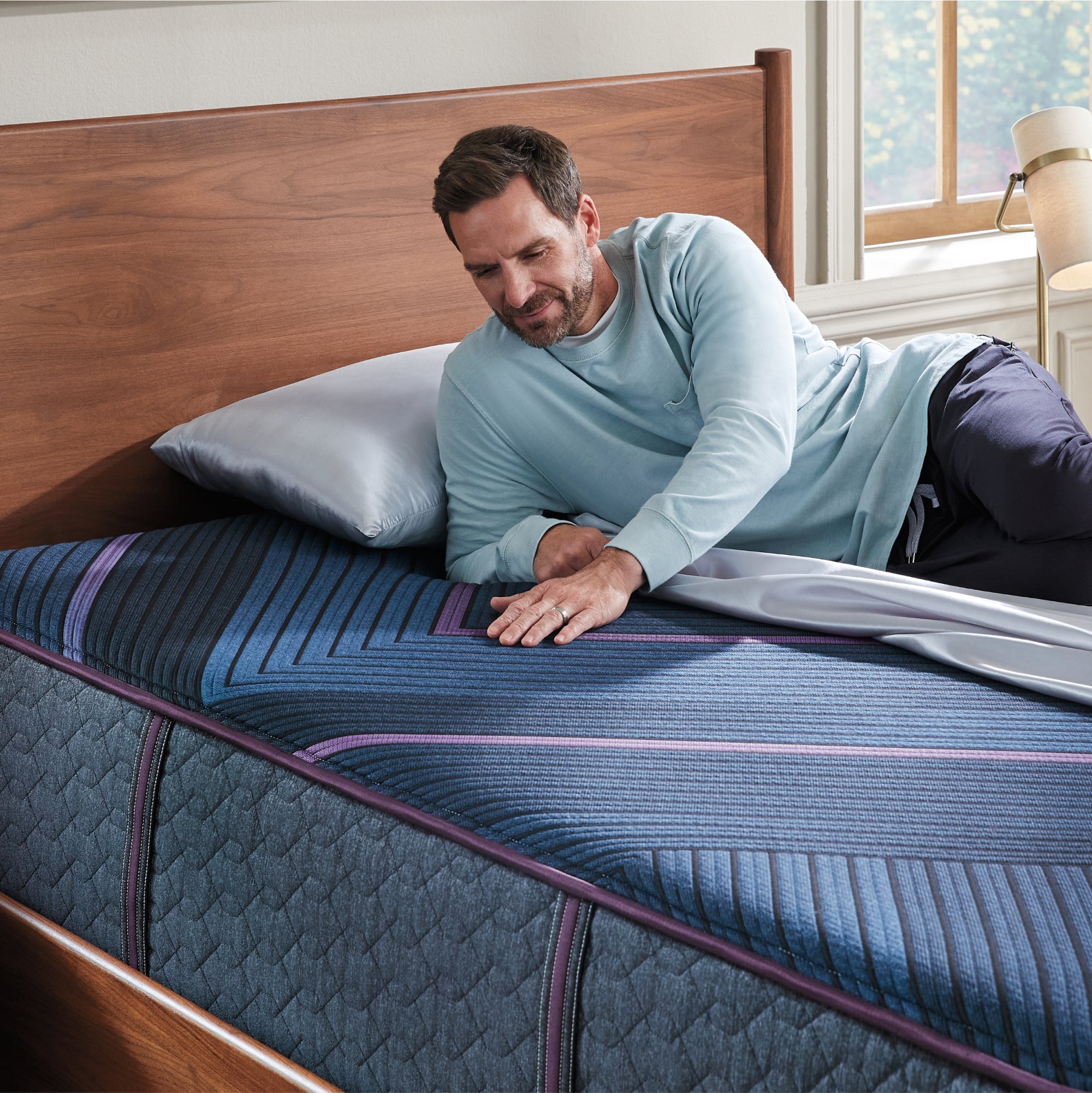 Beautyrest World Class L3 Medium Firm Tight Top - lifestyle bedroom